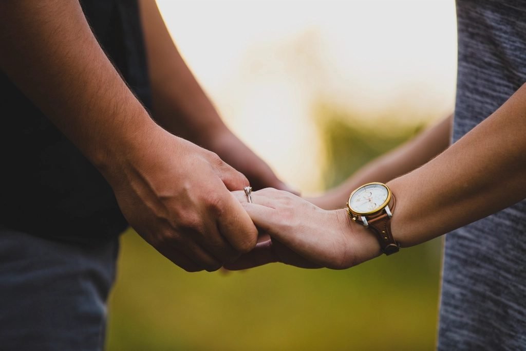 Pareja tomada de las manos, lista para orar juntos